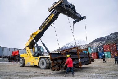 Ya se descargaron más de 4.500 toneladas de equipamiento para la nueva usina de Ushuaia