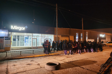 Reclamo en las puertas de Mirgor por la desvinculación de cerca de 300 trabajadores