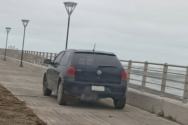 Multarán a vecino que circuló en vehículo por la vía peatonal en la costanera y arrojó escombros
