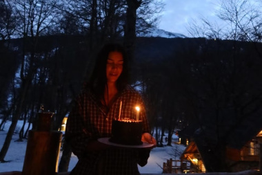 Zaira Nara festejó su cumpleaños en Ushuaia junto a Malaika y Viggo: torta de chocolate, mate y nieve fueguina