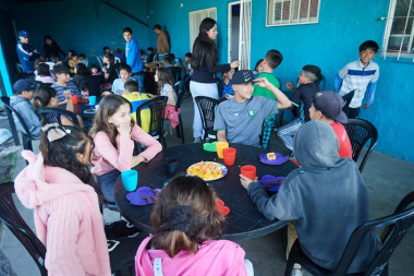 Casi 4 de cada 10 niños y adolescentes no puede acceder a ropa o calzado, según la UCA