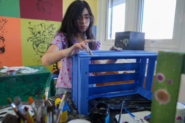 Jóvenes de Río Grande confeccionaron cuchas y camas para mascotas