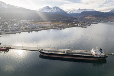 Denuncian que Prefectura Naval autorizó las operaciones del petrolero inglés en Río Cullen