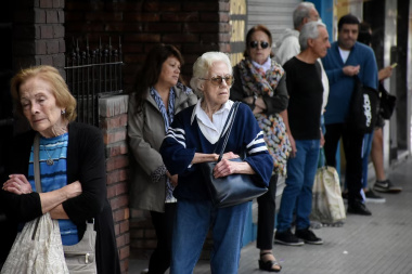 Más del 40% de los hogares con adultos mayores tiene ingresos insuficientes, según la UCA