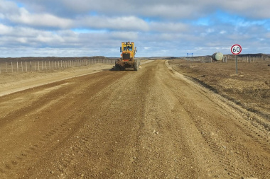 Vialidad provincial trabaja en la Ruta 7 de Río Grande y piden que se deje de arrojar basura