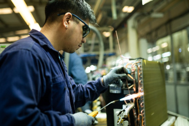 La industria sufrió en julio su mayor derrumbe en 16 meses y se acercó a mínimos de la era Milei