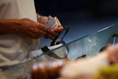 El salario real del sector privado cayó 3% en un año: la mitad de los trabajadores formales cobra menos de $1.385.000