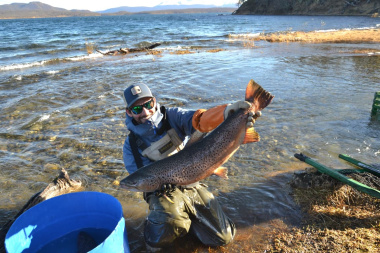 Tierra del Fuego trabaja en el repoblamiento de ríos y lagos para la temporada de pesca deportiva