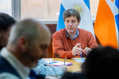 Melella decretó la emergencia salarial docente por 12 meses tras el acuerdo con SUTEF