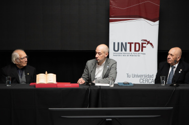 La UNTDF distinguió al profesor Adolfo Pérez Esquivel con el Doctorado Honoris Causa
