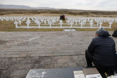 Excombatientes regresaron a Malvinas 44 años después de la guerra para despedirse de sus compañeros