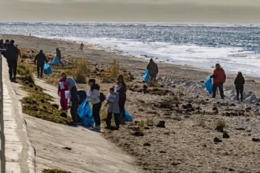 Vecinos y vecinas realizaron una jornada de limpieza en la costa de Río Grande