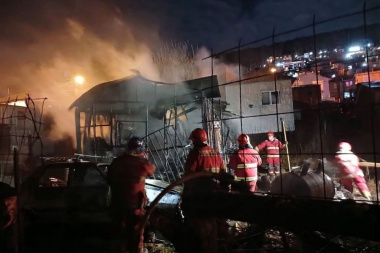 Incendio afectó dos viviendas en Ushuaia: tres personas fueron hospitalizadas