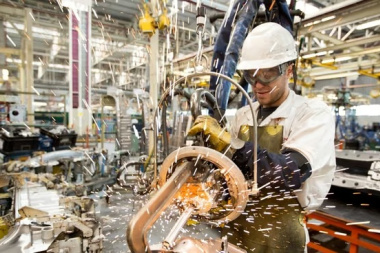 La industria profundiza su crisis: sufrió un nuevo retroceso en agosto y acumula una caída del 3% en el año