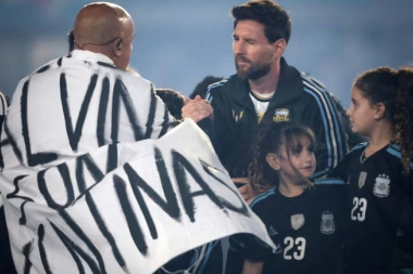 "Provocadora": críticas en Reino Unido a la bandera de Malvinas en la despedida de Leo Messi