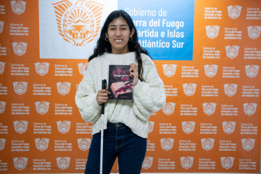 Rocío Ledesma presenta su primer libro “Sangrando tinta” en el Paseo del Muelle de Río Grande