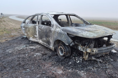 Un auto se incendió sobre la Ruta 3 y sufrió importantes daños