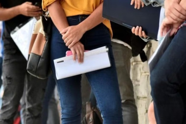 Milei elogia el empleo informal, pero los trabajadores cobran la mitad y pierden la obra social