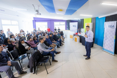 El intendente Martín Perez entregó equipamiento para impulsar al sector avícola de Río Grande