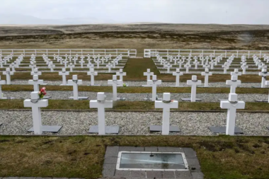 “Todas decían Malvinas”: el inquietante hallazgo de un periodista chileno en el cementerio de Darwin