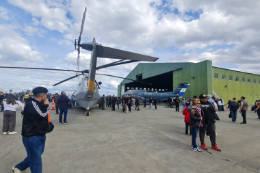 Miles de riograndenses acompañaron jornada de la Armada para conocer aviones y helicópteros