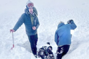 Sepultados por una avalancha: Así fue el estremecedor rescate de dos personas que sobrevivieron una hora bajo la nieve en Ushuaia