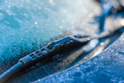 ¿Cómo sacar el hielo del parabrisas sin dañar el auto?