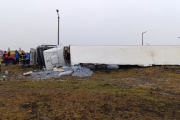 Volcó un camión de transporte en la ruta de circunvalación