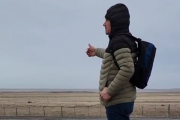 “Vuelvo a casa sin un peso”: hace un mes viaja a dedo desde Tolhuin a Río Grande para tratar de cobrar una indemnización