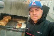 Misael vende tortillas para ganarse la vida, pero también las regala a quienes no tienen trabajo en Río Grande