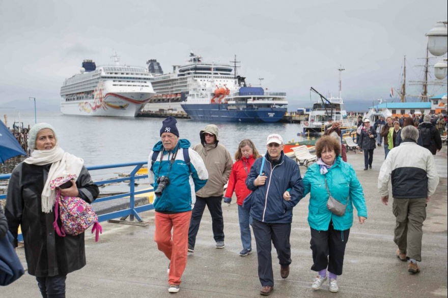 Ushuaia recibe hoy a más de 6 mil turistas en diez cruceros con tango al aire libre - Critica Sur