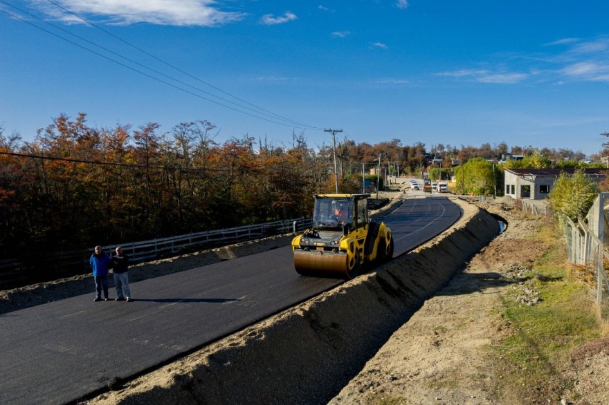Gobierno y Vialidad Nacional reactivan la obra de pavimentación de la bajada del Lago Fagnano
