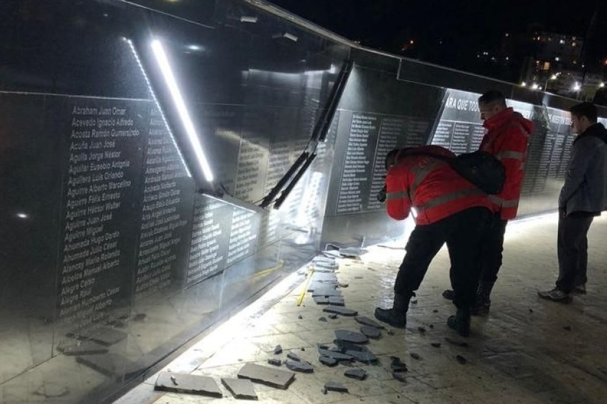 Descartaron vandalismo en la Plaza 'Islas Malvinas' de Ushuaia y solo se trató de un desprendimiento de mármol