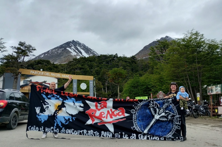 En moto, micro y hasta en balsa, la aventura de los fans de La Renga para llegar a Ushuaia