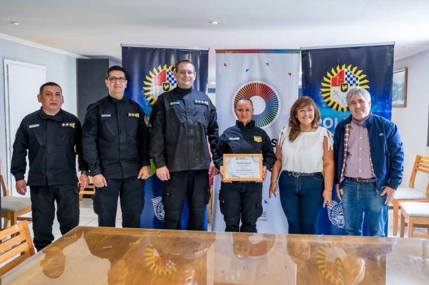 Otorgaron reconocimiento a policías que contuvieron a una persona que intentó atentar contra su integridad física