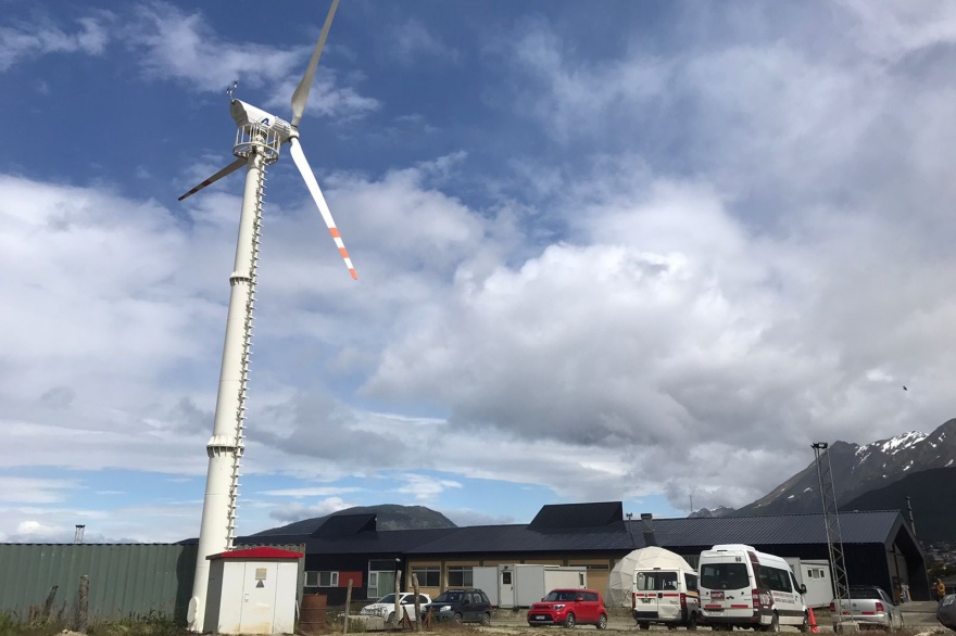 Expertos evalúan el desempeño de la turbina eólica instalada en la sede de la UNTDF en Ushuaia