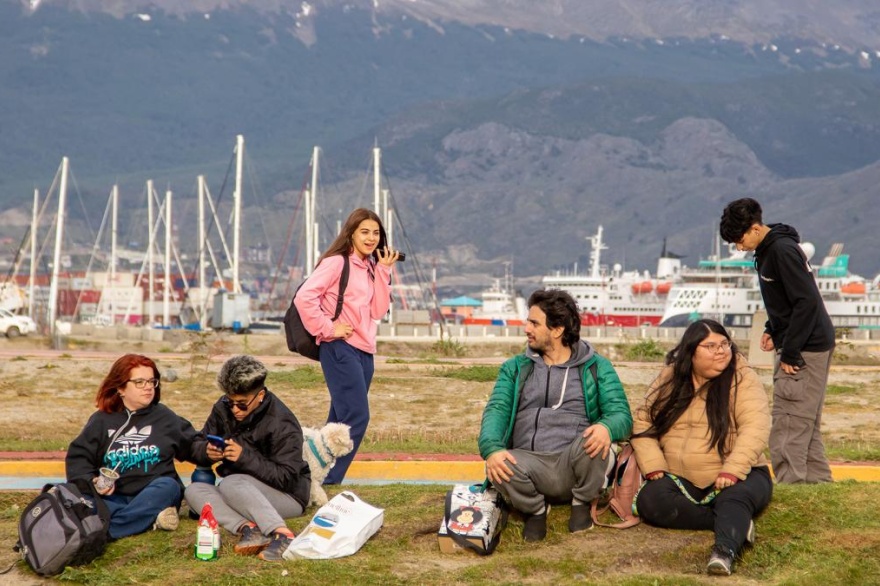 Con actividades al aire libre, vecinos y vecinas de Ushuaia celebraron la llegada del 'Día más Largo'