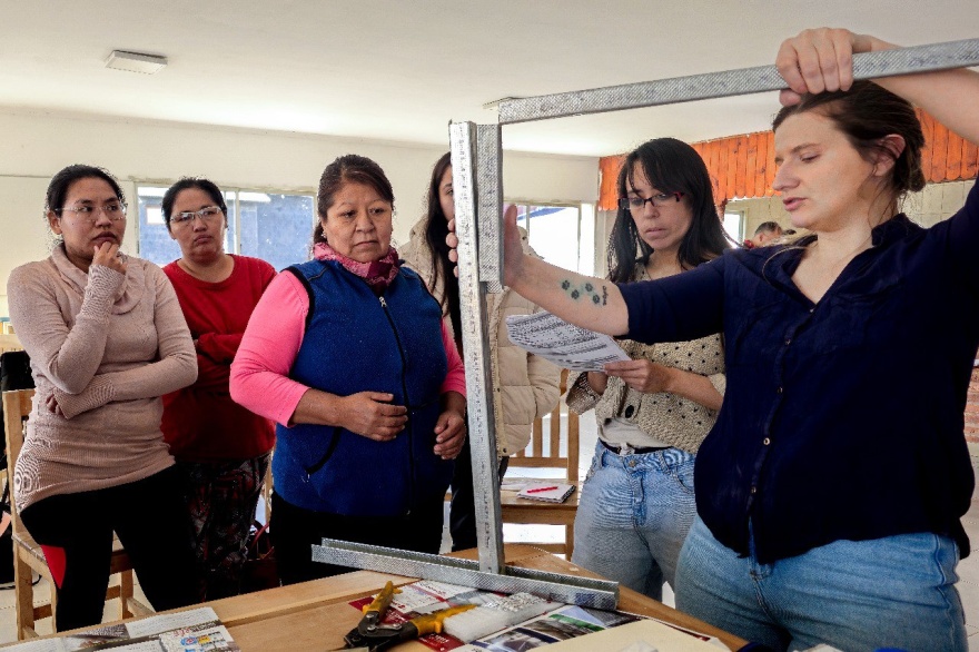 Mecánica ligera, informática y construcción en seco, dos de las propuestas de capacitaciones brindadas a mujeres fueguinas