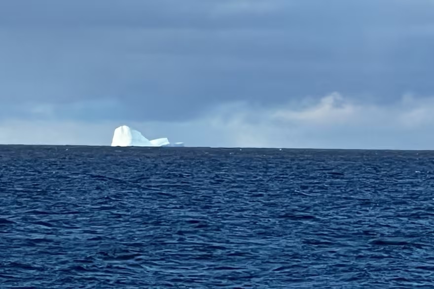 Sorpresa en Tierra del Fuego por un iceberg que flota cerca de la Isla de los Estados