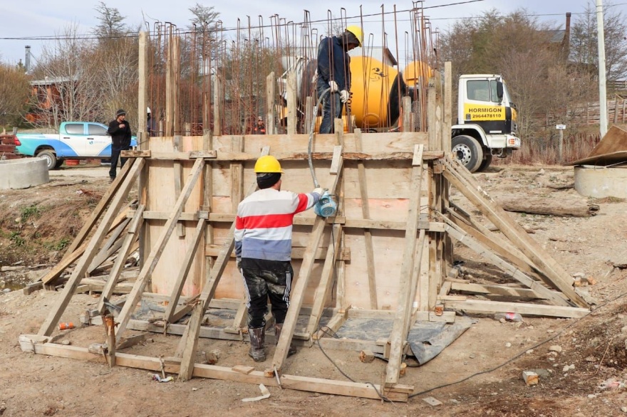 Gobierno ejecuta obras de agua y cloacas que beneficiarán a más de 100 familias en Tolhuin