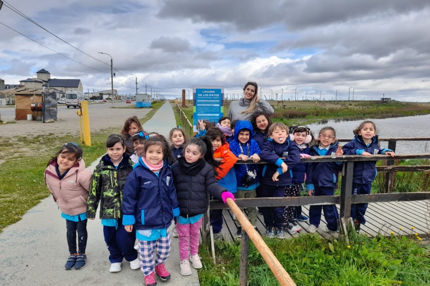 'Pequeños investigadores' instalaron un cartel informativo en la Laguna de los Patos de Río Grande