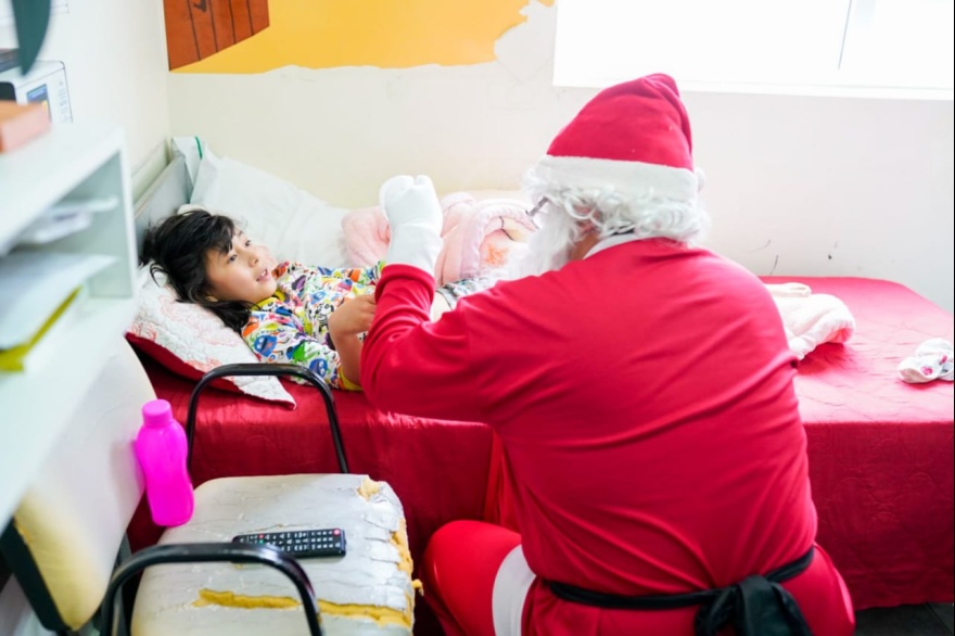 Papá Noel visitó a los niños internados en centros de salud y hospitales de la provincia
