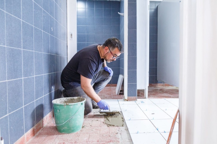 Avanzan los trabajos de refacciones y mantenimiento en escuelas de la provincia