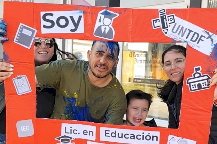 Hito para la educación fueguina: Se graduó el primer Licenciado en Educación Primaria de la UNTDF