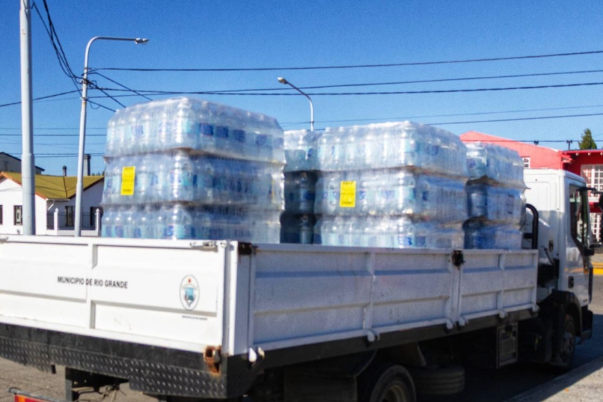 Río Grande solidaria: agua mineral, lavandina y artículos de limpieza viajan a Bahía Blanca