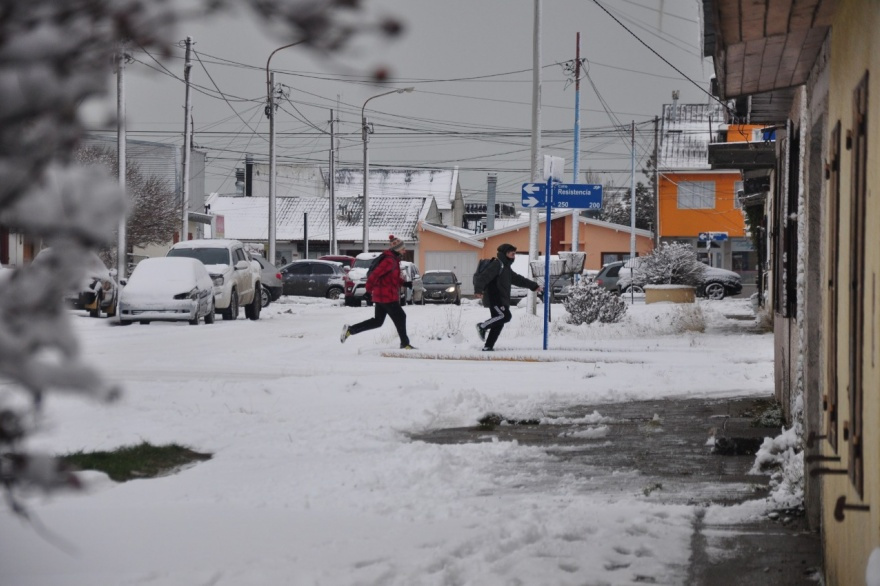 Alertas por nevadas y vientos con ráfagas que pueden superar los 90 km/h en Río Grande