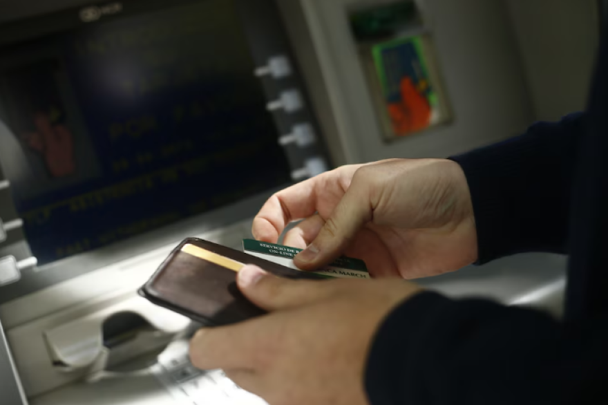 Retirar dinero de un cajero automático ya puede costar hasta $5.000: en qué casos es gratis