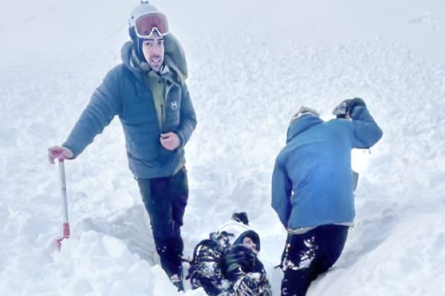 Sepultados por una avalancha y salvados de milagro: Así fue el estremecedor rescate de dos personas que sobrevivieron una hora bajo la nieve en Ushuaia