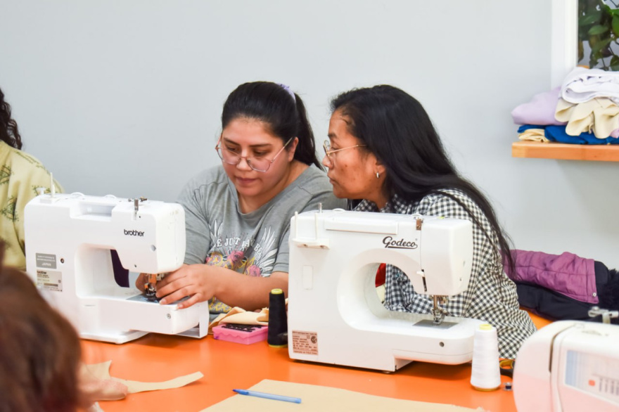 Brindaron un seminario de costura y lencería en distintos espacios comunitarios de Río Grande