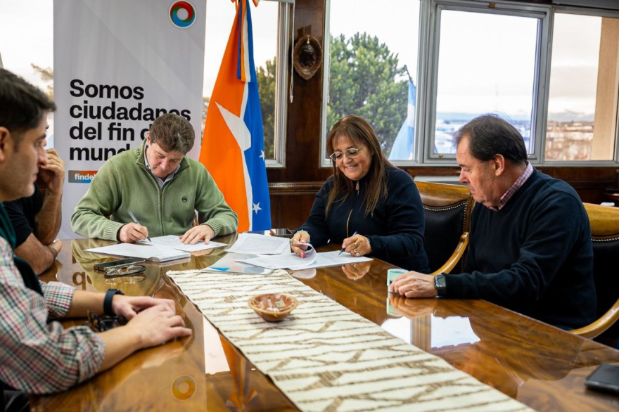 Melella firmó contrato para la construcción del primer Centro de Formación Profesional en Tolhuin